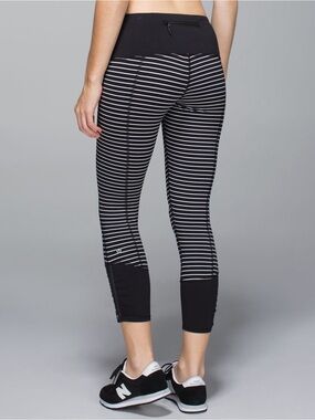 Lululemon /// Women’s Runday Crop - Parallel Stripe White Black - Size 8